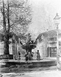 Vista sulla fontana del Delfino di fronte alla Fiera