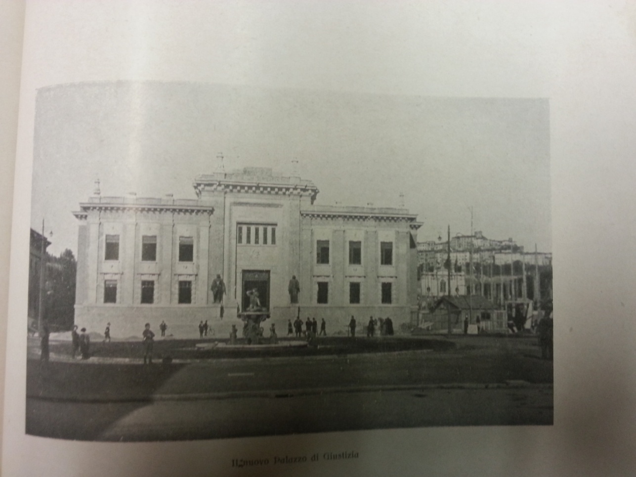 Il Palazzo di Giustizia di Bergamo completato, in centro la fontana del Delfino documento dell epoca (1927)